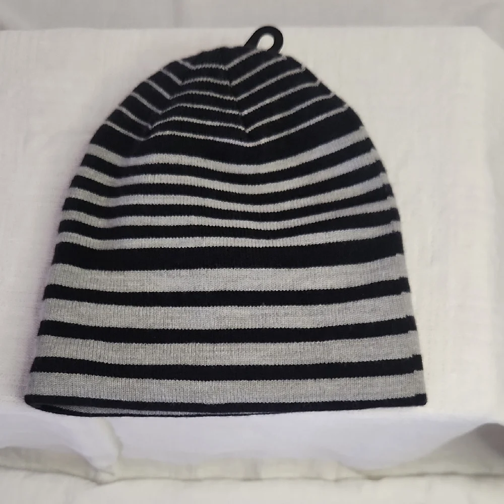 NWT Under Armour  Reversible Black and Gray Striped Beanie - Picture 4 of 8